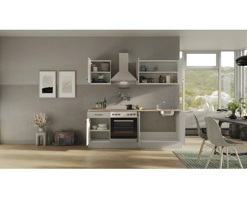 Kuchyňská linka se závěsnými skříňkami, digestoří, sporákem a dřezem ve světlé místnosti