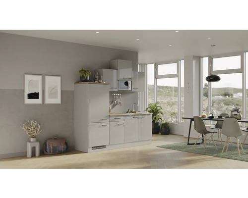 Světlá obytná kuchyně s kuchyňskou linkou, jídelním stolem a židlemi v moderním obývacím pokoji