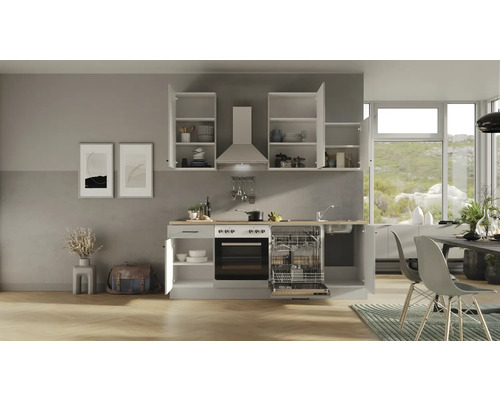 Kompletní kuchyně se závěsnými skříňkami, digestoří, sporákem, myčkou a dřezem.