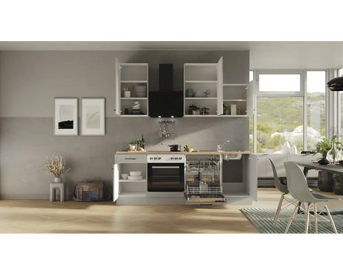 Světlá kuchyně s vestavěnými spotřebiči a otevřenými skříněmi v moderně zařízeném pokoji