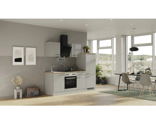 Světlý obývací pokoj s kuchyňským koutem, jídelním stolem a židlemi