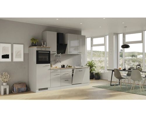 Světlá kuchyň s vestavnými spotřebiči, dřezem a jídelním stolem v moderním stylu