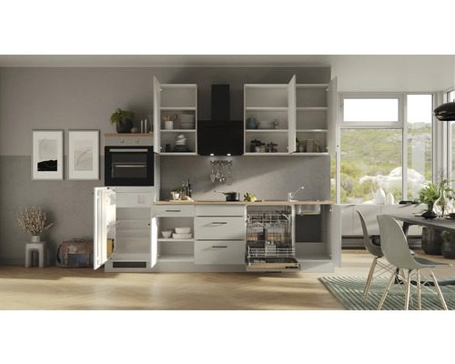 Světlá kuchyně s vestavěnými skříněmi, myčkou, chladničkou a digestoří.