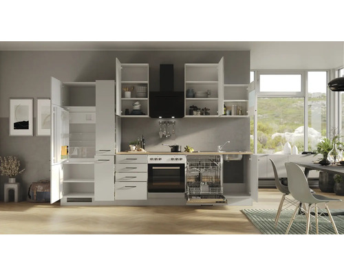 Moderní kuchyně s bílými skříňkami, dřezem, sporákem, lednicí a myčkou nádobí