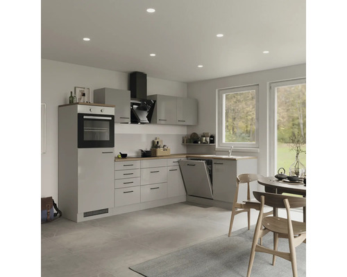 Světlá kuchyně s vestavnými spotřebiči, dřezem a jídelním koutem