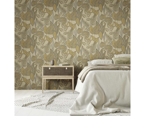 Ložnice s květinovou tapetou, postelí a nočním stolkem