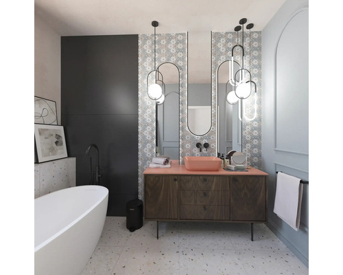 Koupelna s vanou, umyvadlem, zrcadlem a osvětlením pro moderní prostředí