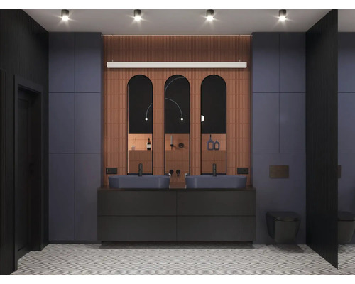 Koupelna s dvojitým umyvadlem, třemi zrcadly, toaletou a dlážděnou podlahou