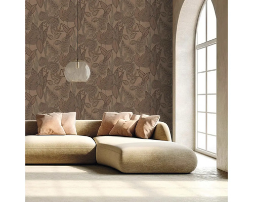 Obývací pokoj s květinovou tapetou, pohovkou a oknem