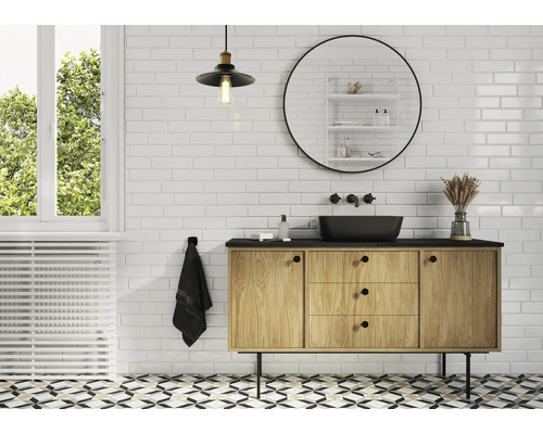 Moderní koupelna s umyvadlem, zrcadlem a osvětlením