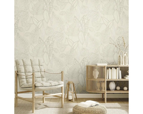 Obývací pokoj s tapetou se vzorem, křeslem a dřevěnou komodou