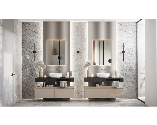 Koupelna se dvěma umyvadly, zrcadly a nástěnnými svítidly.