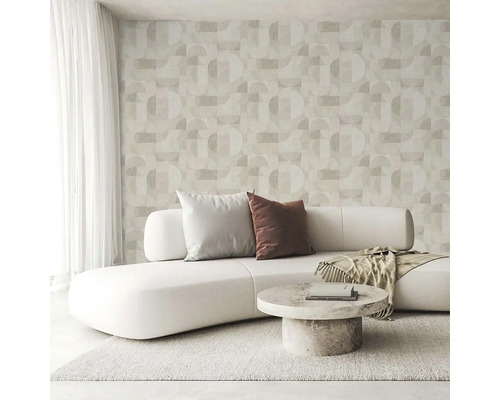 Obývací pokoj s pohovkou, konferenčním stolkem a geometrickou tapetou