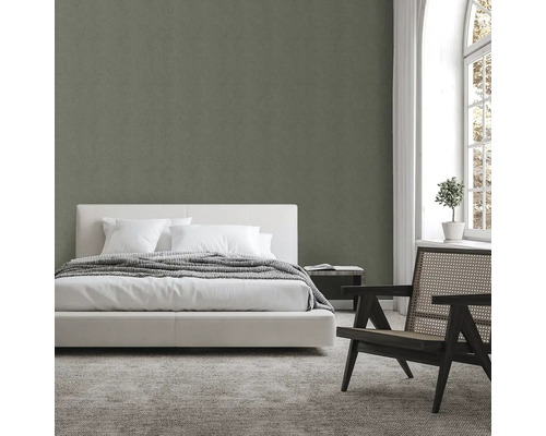 Ložnice s postelí, židlí a velkým oknem