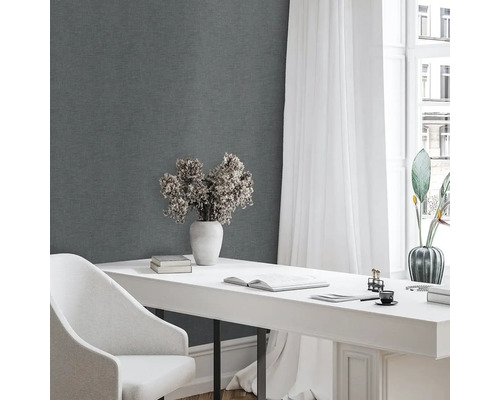 Scéna se šedým pozadím stěny, bílým psacím stolem, bílou židlí a dekorativními prvky