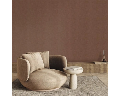 Obývací pokoj s křeslem, odkládacím stolkem a kobercem