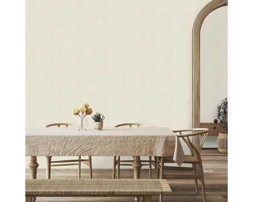 Světlá jídelna s dřevěným stolem, židlemi a lavicí