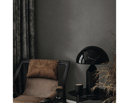 Interiérová scéna s křeslem, stolem a lampou.