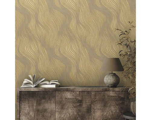 Dekorativní tapeta se vzorem vlnitých linií na stěně obývacího pokoje