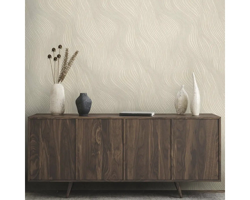 Obývací pokoj s béžovou tapetou se zvlněným vzorem a skříňkou z tmavého dřeva