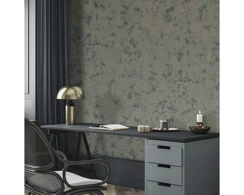 Kancelář se stolem, židlí, lampou a vzorovanou tapetou