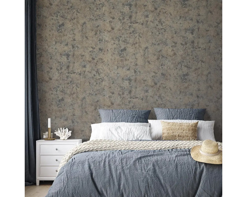 Ložnice se strukturovanou tapetou, postelí, nočním stolkem a dekorací