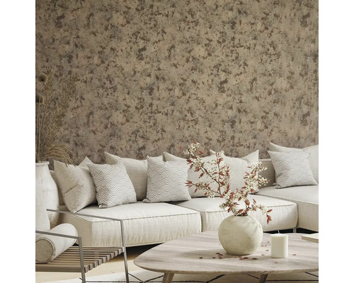 Obývací pokoj s pohovkou, polštáři, stolem a vzorovanou tapetou