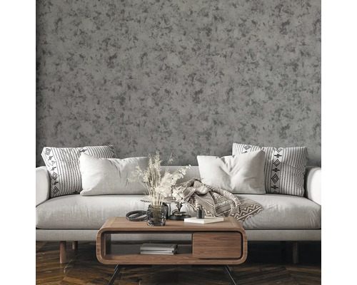 Obývací pokoj s šedou strukturovanou tapetou, pohovkou a dřevěným stolem