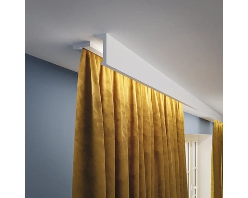 Stropní lišta se závěsem v pokoji