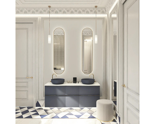 Koupelna s dvojitým umyvadlem, zrcadly a geometrickými dlaždicemi