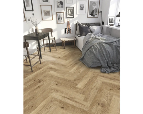 Světlá ložnice s parketovou podlahou ve tvaru rybí kosti, postelí a jídelním stolem