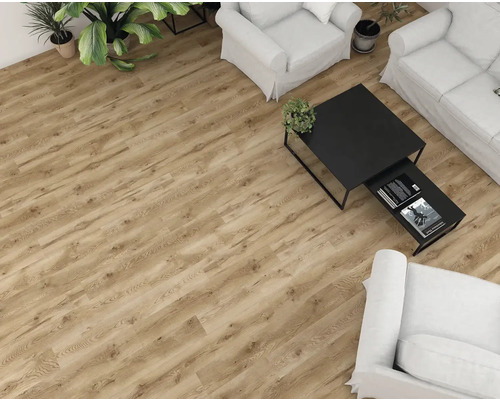 Světlá dřevěná podlaha v obývacím pokoji s nábytkem.