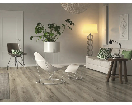 Světlý obývací pokoj s dveřmi, židlemi, rostlinou, stojací lampou a pohovkou na laminátové podlaze.