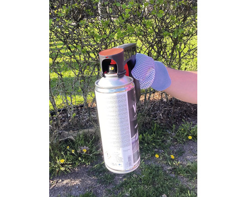 Sprejová dóza s pistolovou rukojetí v ruce