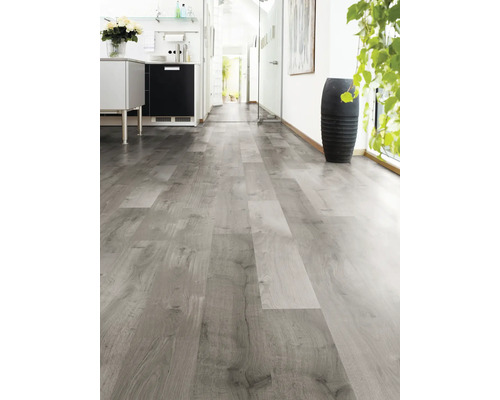 Světlá chodba s laminátovou podlahou se vzhledem dřeva