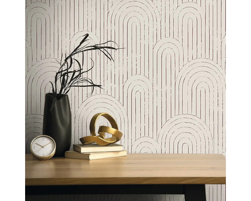 Scéna s hodinami, dekoracemi a tapetou s obloukovým vzorem