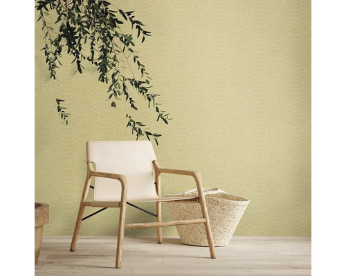 Scéna s křeslem, košem a vzorovanou tapetou