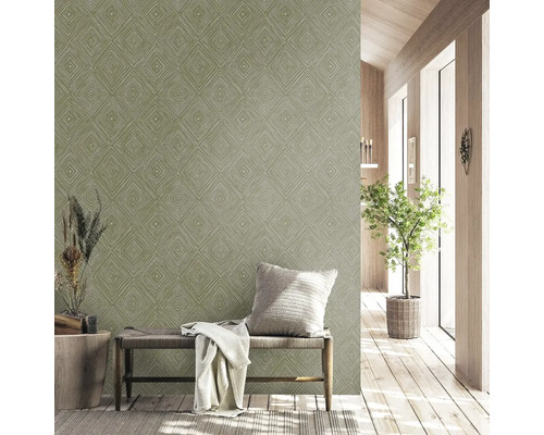 Světlá místnost se vzorovanou tapetou, lavicí a dekoracemi pro přátelskou atmosféru.