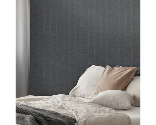 Ložnice s šedou vzorovanou tapetou a postelí