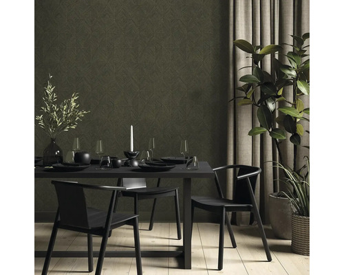 Jídelní stůl se židlemi, nádobím a rostlinami před strukturovanou stěnou