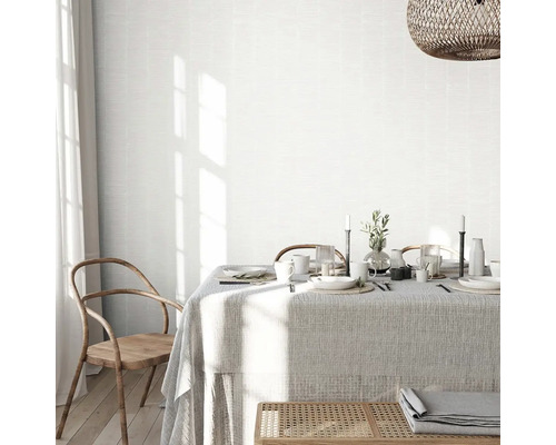 Světlá jídelna se stolem, židlemi, nádobím a dekorací