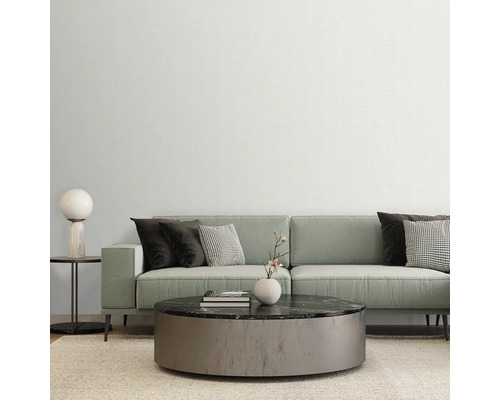 Obývací pokoj s pohovkou, polštáři, stolem a lampou