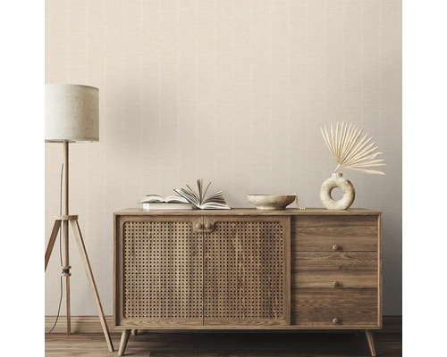 Obývací pokoj s tapetou se vzorem, komodou a stojací lampou