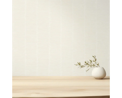 Světlá tapeta s horizontálním vzorem a dekorace na dřevěném stole