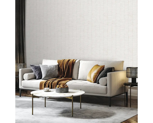 Obývací pokoj s pohovkou, polštáři, dekou, stolem a dekorativní úpravou stěn pro útulné prostředí