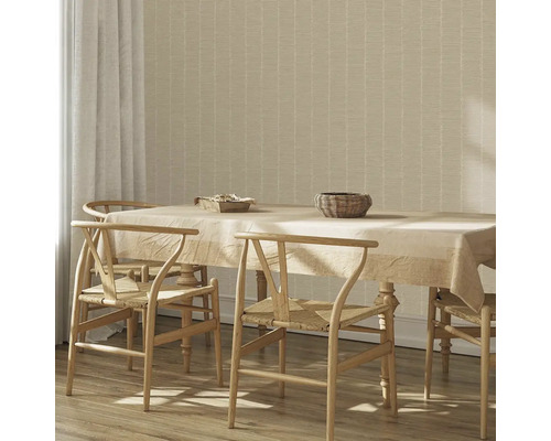 Jídelna s jídelním stolem, židlemi a vzorovanou tapetou pro světlý interiér.