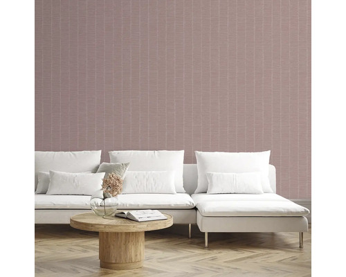 Obývací pokoj s růžovou tapetou s lineárním vzorem, bílou pohovkou a konferenčním stolkem