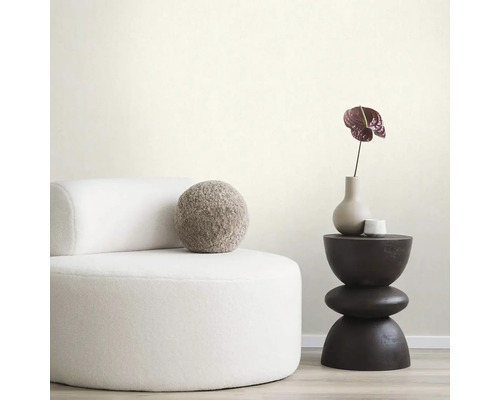 Ukázka uspořádání s křeslem, odkládacím stolkem a dekorací pro stylové bydlení.