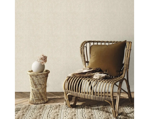 Dekorativní interiér s ratanovým nábytkem, textilem a vzorovanou tapetou.