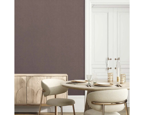 Jídelna s jídelním stolem, židlemi a příborníkem před stěnou